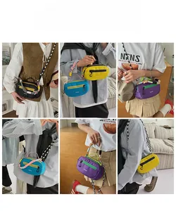 Viste dettagliate della borsa Boston in nylon con tracolla a contrasto e logo