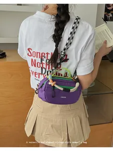 Borsa boston tempo libero con trama viola e dettaglio tracolla a scacchi bianchi e neri