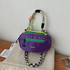 Mini borsa Boston in nylon viola con cerniera verde e manico in corda intrecciata chic