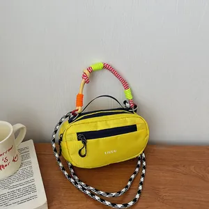 Borsa Boston leggera in nylon giallo con manici in corda colorata e tracolla rimovibile