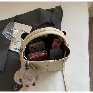 Vista dettagliata dell'interno di una borsa bianco crema che mostra l'ampia capacità