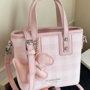 Borsa a secchiello a scacchi rosa con ciondolo a cucciolo e tracolla da donna