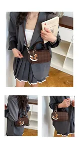 Detalle del mini bolso de cuadros marrón oscuro con colgante de caballito y herrajes dorados