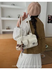 Détails du sac sous le bras en cuir blanc vintage avec ornement d'ours léopard