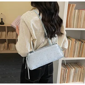 Détail du sac à bandoulière bleu clair avec motif d'étoiles et cordon de serrage