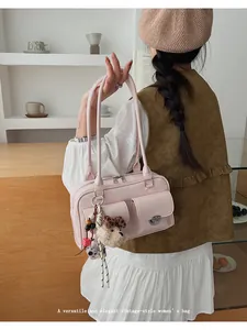Sac bandoulière vintage rose avec breloque chiot en peluche et perles en décor raffiné