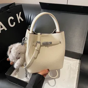 Borsa a Secchiello in Pelle PU Con Motivo Litchi da Donna Elegante Borsa a Tracolla Con Ciondolo a Forma di Coniglio Peluche