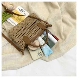 Detail van de geweven crossbodytas met ruimte voor telefoon en cosmetica-items