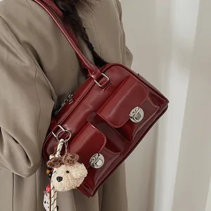 Sac fourre-tout rouge foncé minimaliste avec fermoirs rotatifs argentés et ours en peluche