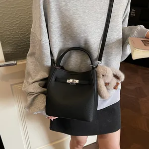 Borsa a secchiello in pelle nera con chiusura a scatto e ciondolo a coniglietto