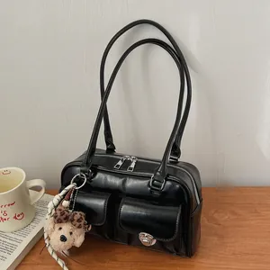 Sac à épaule en cuir PU noir brillant avec doubles poches et pendentif ours mignon