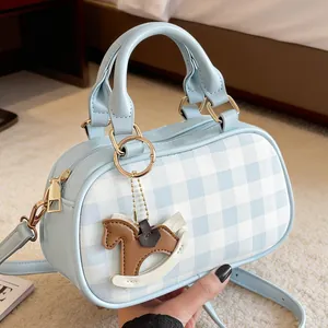 Bolso de mano de cuadros azules con colgante de caballo y correa ajustable