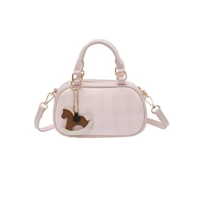 Bolso de mano acolchado rosa con patrón de cuadros y colgante de caballo de madera