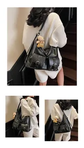 Detailansicht der schwarzen PU-Leder Hobo-Tasche mit zwei Taschen und Plüschbär-Anhänger
