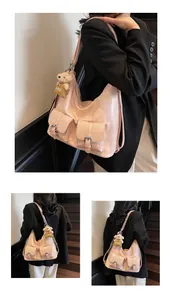 Makroaufnahme der großen rosa Hobo-Bag aus Kunstleder mit Cargo-Taschen und Plüschbär-Anhänger