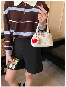 Punt-Handtasche mit Herz-Plüsch-Anhänger und gestreiftem Polo-Strickpullover