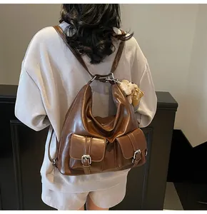 Brauner PU-Lederrucksack mit zwei Schnallentaschen vorne und Plüschbär-Anhänger