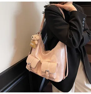 Rosa Hobo-Tasche aus Kunstleder mit großem Fassungsvermögen und süßem Bär-Anhänger