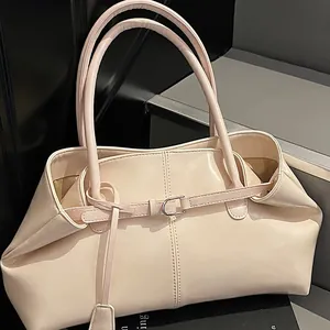 Minimalistische beige glänzende Tragetasche aus Kunstleder mit silberner Schnalle
