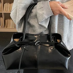 Glänzende schwarze Tragetasche aus Lackleder mit Silberschnalle und doppelten Riemen
