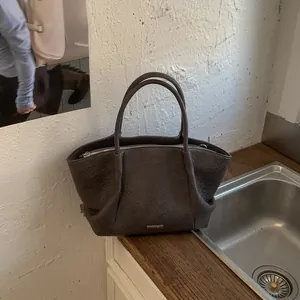 Grand sac cabas café minimaliste avec texture cuir vintage et fermeture éclair pratique