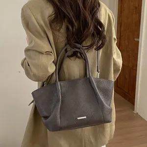 Grand sac cabas gris foncé avec texture plissée et double anse pour un usage quotidien