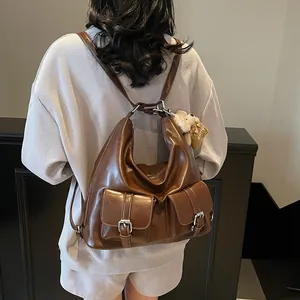 Brauner PU-Lederrucksack mit Schnallentaschen vorne und einem süßen Bärenanhänger