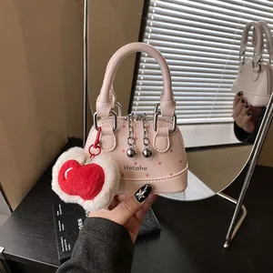 Rosa gepunktete Mini-Muscheltasche mit Apfelanhänger und Doppelgriffen für den Alltag