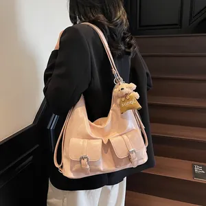 Rosa Kunstleder-Tragetasche mit großem Fassungsvermögen und Bärenanhänger am Modell