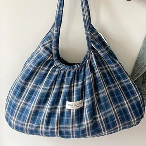 Sac fourre-tout à carreaux bleu et blanc avec texture plissée et étiquette tissée