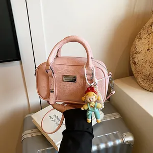 Dames Litchi Textuur PU Leer Boston Bag Mode Minimalistische Handtas Crossbody Tas Met Cartoon Pop Parel Hanger Accessoires
