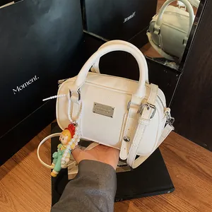 Witte handtas met litchi-patroon, verstelbare riem en een schattige poppenhanger-hanger