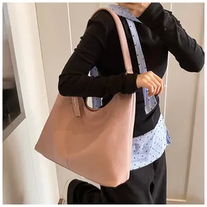 Détail du sac cabas en cuir rose grainé montrant sa grande capacité et sa texture