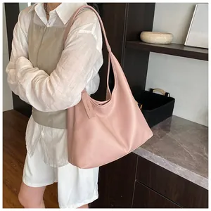 Gros plan du sac cabas rose en cuir grainé avec étiquette de marque CHERRIMATE