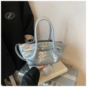 Détail du sac seau en cuir tressé argenté avec logo métallique et bandoulière amovible