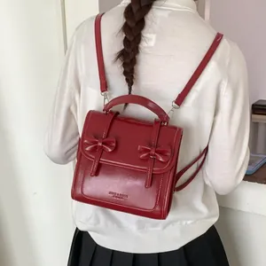 Sac à dos tendance en cuir rouge foncé pour femme avec nœuds et bretelles réglables