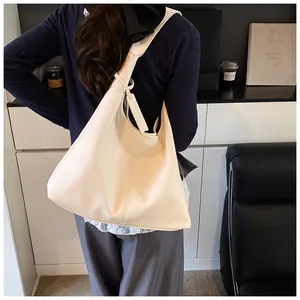 Détail du sac cabas en cuir grainé blanc cassé montrant la texture et la capacité