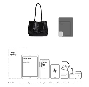 Détail montrant la grande capacité du cabas tissé noir pouvant contenir un iPad et des objets