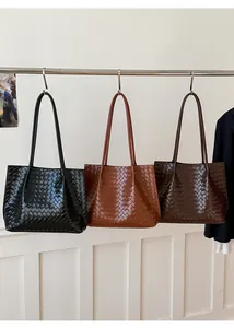 Trois couleurs de sacs cabas tissés montrant la texture et les détails de la bandoulière