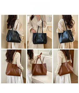 Détails des sacs fourre-tout en cuir tressé noir et marron montrant leur grande capacité