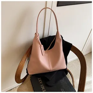 Détail du sac cabas en cuir rose grainé litchi avec texture fine et couture verticale