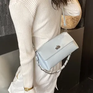 Sac à bandoulière en similicuir bleu clair brillant avec chaîne et fermoir argenté