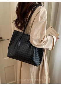 Détail du sac cabas tissé noir minimaliste avec texture cuir Intrecciato pour femmes