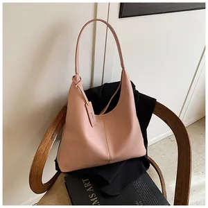 Détails du sac cabas en cuir grainé rose avec coutures verticales et texture raffinée