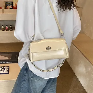 Sac sous le bras chic en cuir verni beige avec chaîne argentée et fermoir rotatif en métal