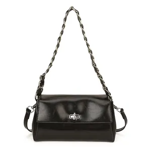 Sac sous le bras en similicuir noir brillant avec fermoir argenté et chaîne