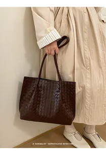 Détail de la texture tissée marron foncé et de l'artisanat du cuir du sac fourre-tout