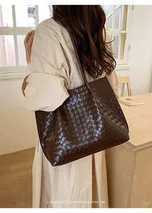 Détails de la texture tressée et du fini marron foncé d'un sac cabas minimaliste