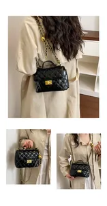 Détails d'un petit sac matelassé noir avec bandoulière en chaîne dorée et fermoir pivotant