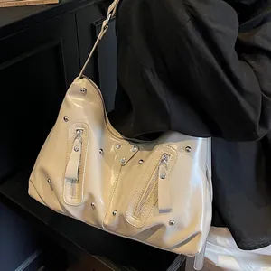 Schicke Nieten-Hobo-Tasche aus cremefarbenem Lackleder mit Metallic-Nieten und Schultergurt